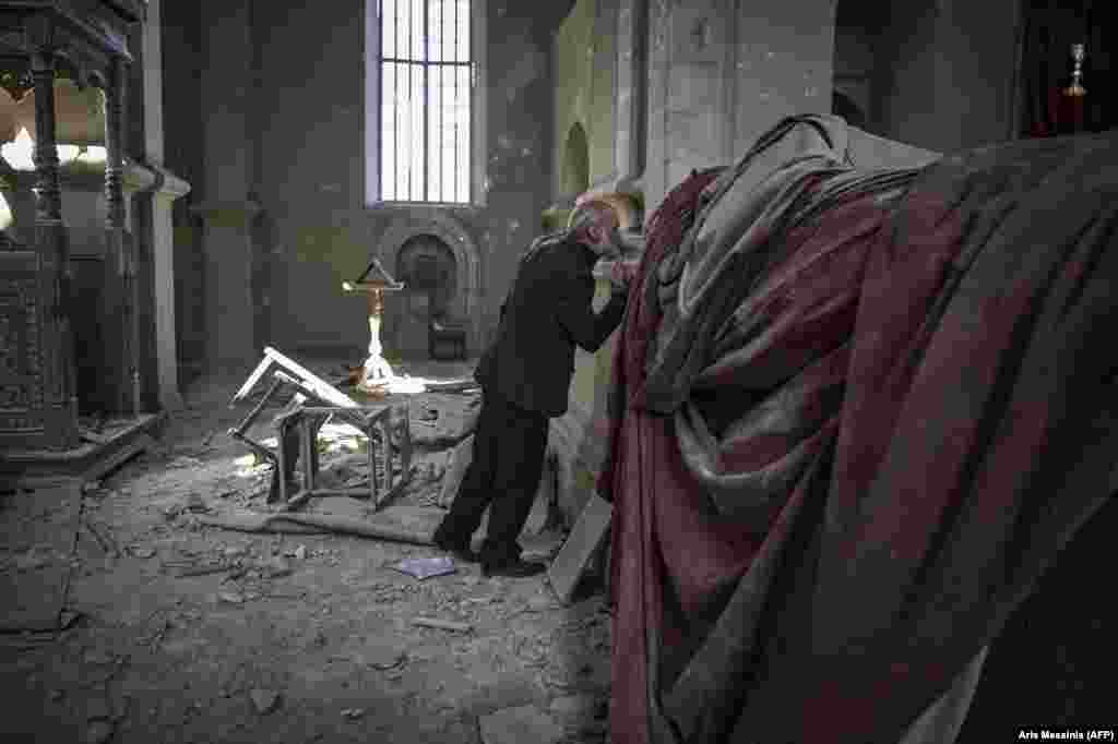 Interiorul catedralei Ghazanchetsots după ce a fost lovită de proiectilele artileriei azere în octombrie 2020. Construcția catedralei a fost încheiată în 1887. &nbsp;