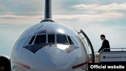 Алмазбек Атамбаев и самолет. 2012 год. 