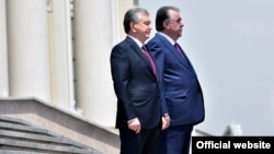 Тажикстандын президенти Эмомали Рахмон менен Өзбекстандын президенти Шавкат Мирзиёев.