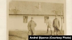 Prizonieri la Șipote. Sursa: Andrei Șiperco (ed.), Tragedii și suferințe neștiute...., 2003 (AFB, E 2020 Schachtel nr. 111).