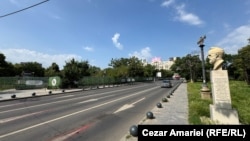 De peste stradă, bustul regelui Decebal veghează lucrările de la Planșeul Unirii.