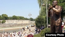 Spomenik Šabanu Bajramoviću, poznat kao "kralj romske muzike", Niš, 12. avgust 2010.