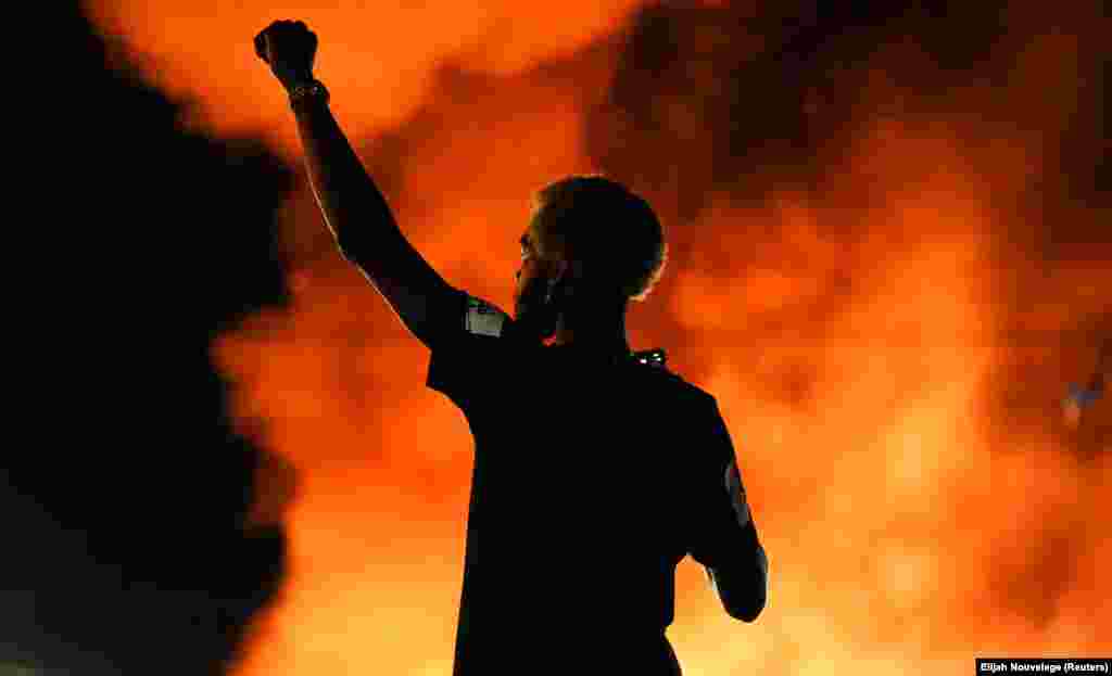 Протестувальник спостерігає, як горить ресторан швидкого харчування Wendy&rsquo;s в Атланті під час мітингу проти расової нерівності через вбивство там поліцейським афроамериканця на ім&rsquo;я Рейшард Брукс