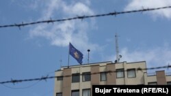 Zastava Kosova na zgradi Ministarstva spoljnih poslova u Prištini, 24. jun 2017.