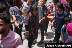 Тамактын кезегинде турган балдар. Жабалия, 19-май 2025-жыл