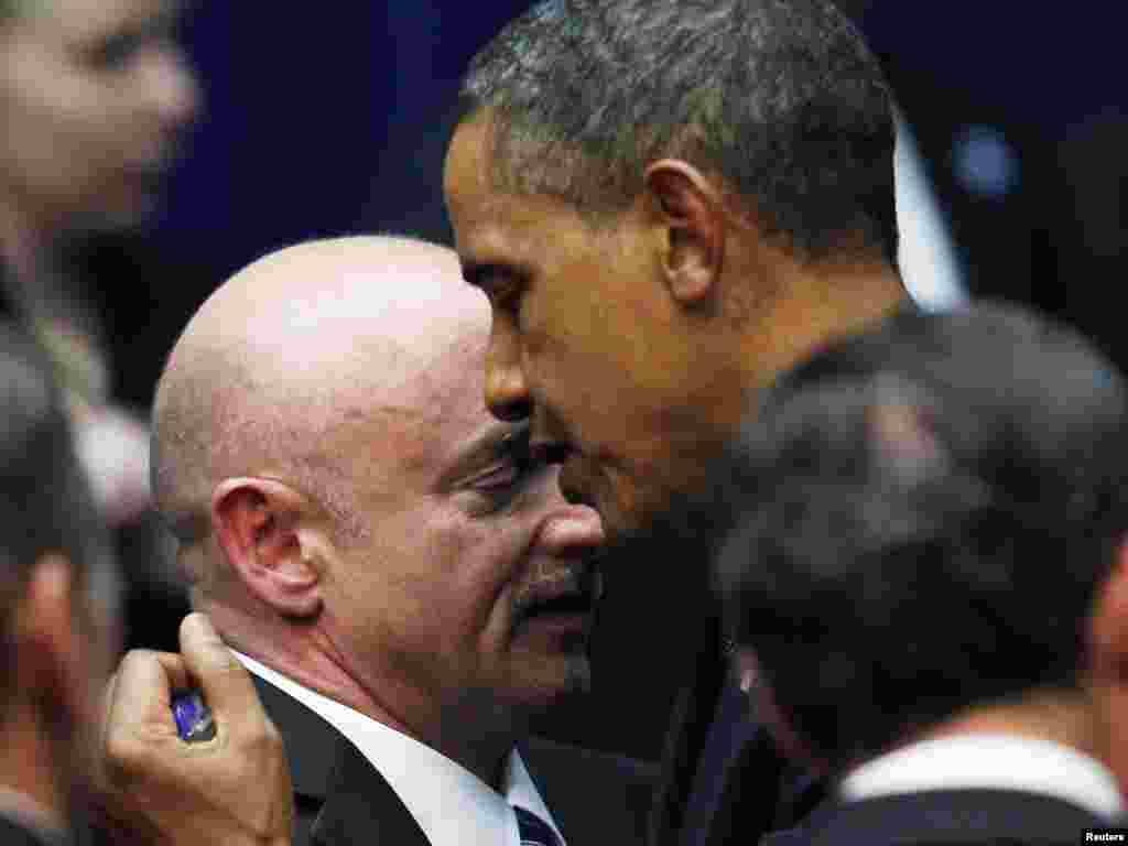 SAD - Američki predsjednik Barack Obama sa Markom Kellyjem, suprugom Gabrielle Giffords, na koju je izvršen atentat u Tucsonu, Arizona, 12.01.2011. Foto: Reuters / Jim Young 