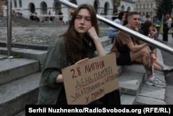 8 липня в Україні вперше вшановують День пам'яті загиблих у полоні. Вшанування пам'яті в Києві на Майдані Незалежності, 28 липня 2025 року