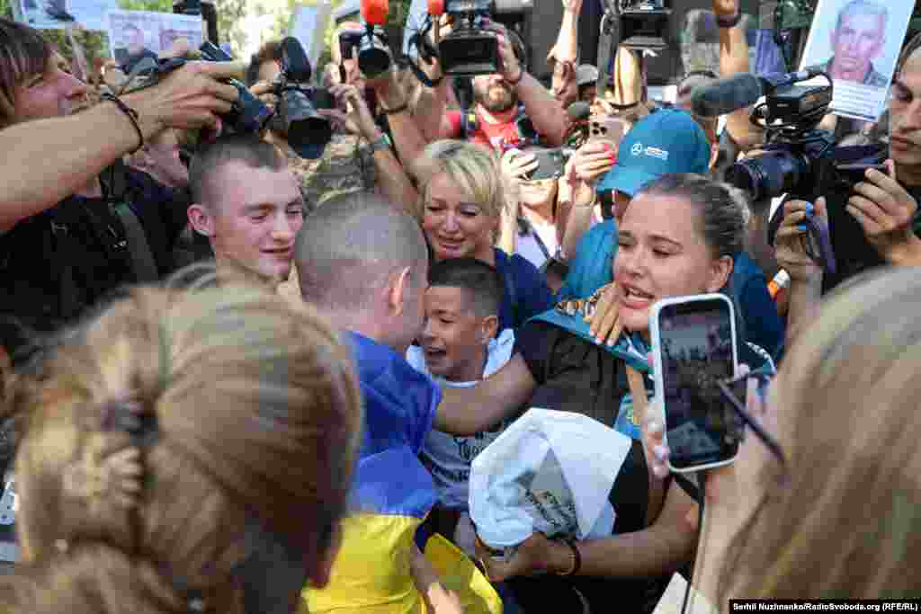 Анна з сином Кирилом одні з тих, хто зі сльозами радості на очах не може дочекатися миті, щоб обняти своїх. Їхній чоловік і батько Максим нарешті на волі. Обмін 14 серпня 2025 року