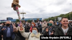 Marchers rally in support of Svyatlana Tsikhanouskaya's candidacy for president in Minsk on May 31. 