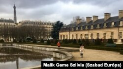 Gyerekek játszanak Párizs hadtörténeti múzeumának, a Musée de L’Armée-nak az udvarán Napóleon kalapokban 2018 márciusában.