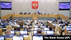 Закон також запроваджує з 1 жовтня контроль Росфінмоніторингу над грошовими переказами будь-якого розміру в Росію з певних країн, список яких буде складено пізніше