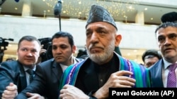 Bivši predsednik Avganistana Hamid Karzai (u sredini) pristiže na “avganiski unutrašnji” mirovni dijalog u Moskvi 5. februara