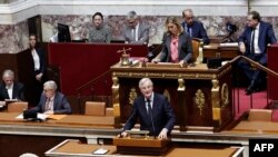 Premijer Michel Barnier pred govornicom u francuskoj skupštini, Pariz, 2. decembra 2024.