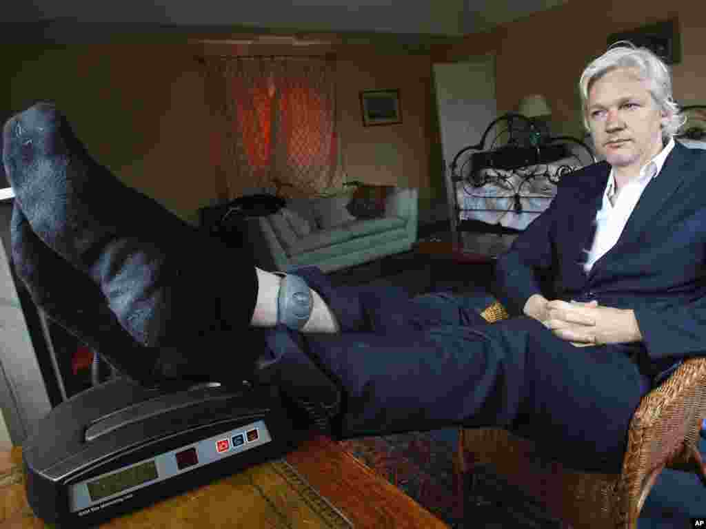 Основачот на Викиликс, Џулијан Асанж, носи безнедносна алка на ногата за време на домашниот притвор во Бангеј , Англија, на 15 јуни. Асанж се бореше против екстрадиција во Шведска поради обвинување за сексуален напад. 