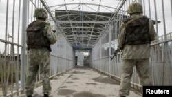 Узбекские пограничники на границе с Кыргызстаном, 16 июня 2010 года.