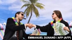 "Oxfam" уюмунун активисттери сатира көрсөтүп жатышат. 5-декабрь, 2017-жыл. Брюссель.