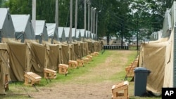 Цих наметів (фото архівне) у селі Цель Могильовської області Білорусі більше немає, вказує світлина з супутника