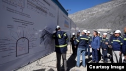 Президент Садыр Жапаров Кумтөр кениндеги жер астынан казуу планы менен таанышууда. 27-август, 2025-жыл.