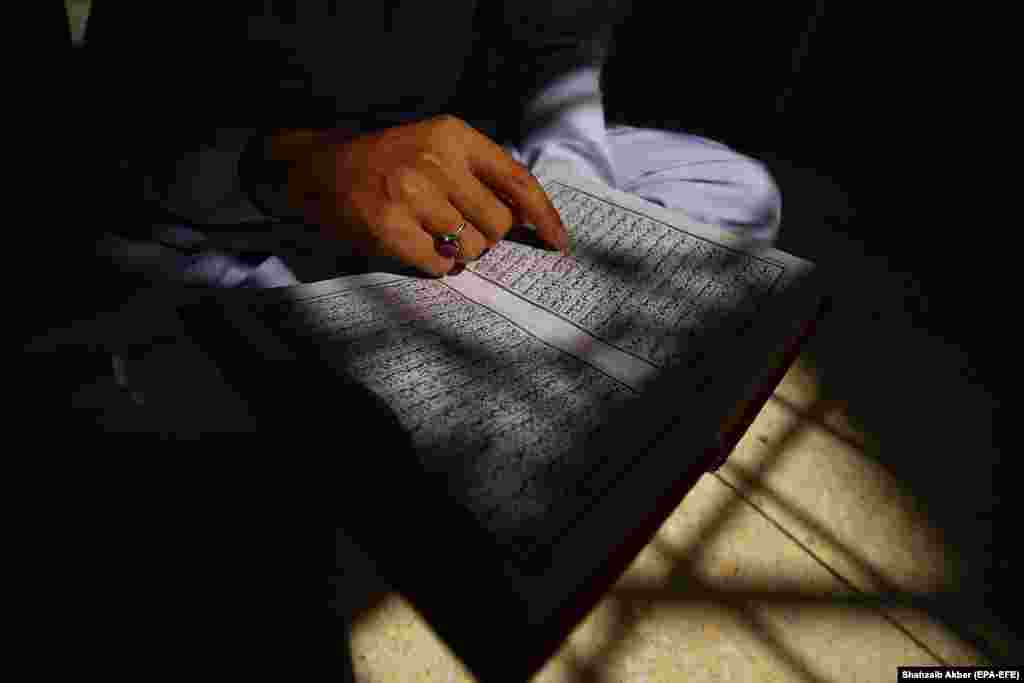 Пакистанський хлопчик-мусульманин читає вірші з Корану в мечеті під час священного для мусульман місяця Рамадан у Карачі, 27 квітня 2020 року. (epa-EFE/Shahzaib Akber)