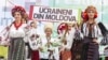 Представлення традиційного українського народного одягу в Молдові на фестивалі «IaMania». На плакаті напис: «Українці з Молдови». Село Голлеркані, що за 52 кілометри на північний схід від Кишинева, 9 липня 2016 року