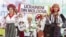 Представлення традиційного українського народного одягу в Молдові на фестивалі «IaMania». На плакаті напис: «Українці з Молдови». Село Голлеркані, що за 52 кілометри на північний схід від Кишинева, 9 липня 2016 року