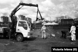 Буча. Подъем тела из братской могилы во дворе храма Андрея Первозванного. 11 апреля 2022 г