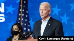 Joe Biden dhe Kamala Harris gjatë një konference për media. 