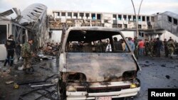 Место взрыва бомбы на автобусной остановке в окрестностях Дамаска, ноябрь 2013 года. Иллюстративное фото.