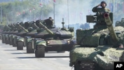 Defilare de tancuri la paradă militară din Belgrad, Serbia. 20 septembrie 2025.