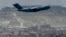 Un avion US Air Force decolează de pe aeroportul din Kabul, 30 august 2021