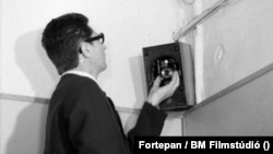 Képkocka a Belügyminisztérium Filmstúdiójának az álcázás technikai részleteit oktató, hatvanas évekbeli filmjéből