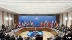 Прибывшая в Берлин госсекретарь США Хиллари Клинтон заявила журналистам, что «пока миссия продолжается, наша решительность и единство становятся все более важными». 