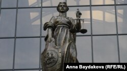 Москва. Поварская къватΙ. Россиялъул тΙадегΙанаб диваналда цебе йигей Фемидаялъул берал рагьарал руго. Гьелъухъ гьечΙо гьединго хвалчен. Берал рухьунеб рачел гъежалда хун буго.