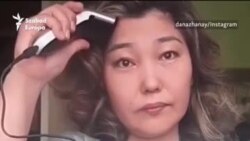 Kopaszra borotválták a fejüket kazah nők a politikai szabadságért