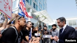 Secretarul de stat Antony Blinken se întâlnește cu familiile ostaticilor israelieni luați de Hamas. Israelul a lansat un război asupra Fâșiei Gaza după atacurile din octombrie 2023. 