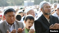 Мусульмане на праздничном намазе во время празднования Ид аль-фитра Бишкеке.