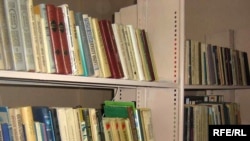 В распоряжении декана юридического факультета говорится, что в студенческих работах бакалавров, магистрантов и докторантов лишь одна пятая используемой литературы может быть русскоязычной