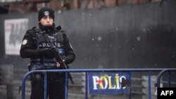 Түрк полиция кызматкери. 