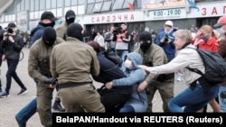 Bezbednosne snage vuku demonstranta tokom protesta podrške uhapšenoj beloruskoj opozicionoj liderki Mariji Kalesnjikavi u Minsku u septembru 2020. godine.