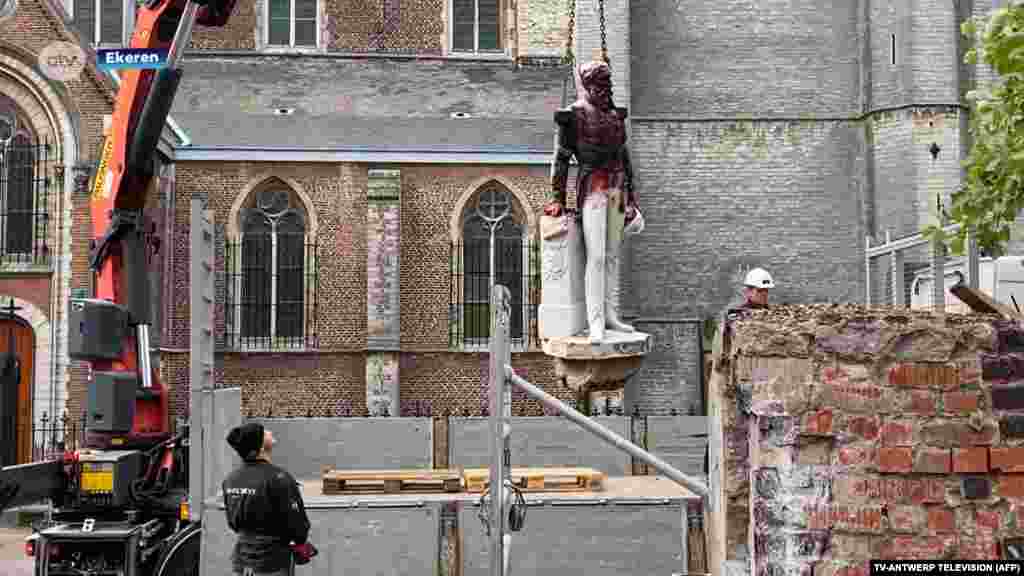 Кадр із сюжету телеканалу Антверпена в Бельгії: муніципальні працівники знімають пам&rsquo;ятник королеві Бельгії Леопольдові II в цьому місті 9 червня 2020 року, через кілька днів по тому, як її облили фарбою демонстранти проти расизму через жорстокий колоніальний режим цього монарха в Африці. Пам&rsquo;ятники Леопольдові II давно стали об&rsquo;єктом нападів активістів через його жорстокі дії як одноосібного приватного власника &laquo;Вільної держави Конго&raquo; (пізніше вона стала бельгійською колонією, нині це Демократична Республіка Конго, одна з найбільших африканських держав) наприкінці 19 &ndash; на початку 20-го століття. Рух за знесення пам&rsquo;ятників королеві посилився останніми днями, коли хвилю протестів у всьому світі викликала смерть темношкірого у США внаслідок дій поліції.