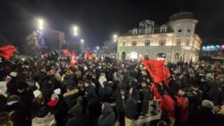 Simpatizantët e Vetëvendosjes duke festuar në Prishtinë.