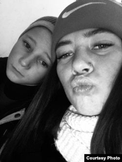 Артем Конищев зі старшою сестрою. Фото з особистого архіву родини