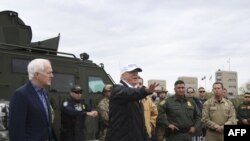 Președintele Donald Trump în apropiere de Rio Grande la McAllen, Texas, la granița cu Mexicul, 10 ianuarie 2019