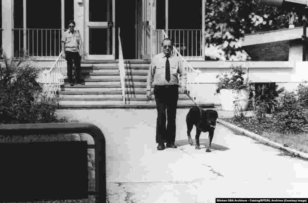 Securitatea la sediul din München în 1982. Jurnaliștii și colaboratorii individuali au fost, de asemenea, ținte ale spionilor comuniști care bântuiau Europa de Vest. Bulgarul Georgi Markov, care a prezentat o serie de reportaje mușcătoare despre viața sub comunism pentru Radio Europa Liberă, a fost ucis de o pastilă de otravă cu ricin la Londra în 1978.