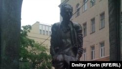 Активисты "Оккупай"  - у памятника Окуджаве на Старом Арбате