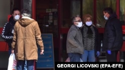 Njerëz me maska para një dyqani në Shkup, 2020. Maqedonia e Veriut nuk e ka bërë regjistrimin e popullsisë që nga viti 2002.