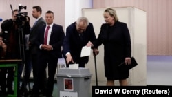 Мілош Земан голосує на виборах 12 січня.