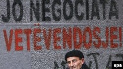 Albanac prolazi pored grafita: Ne pregovori - samoopredeljenje, Priština, 2007