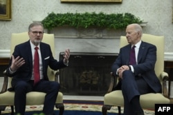 Президент США Джо Байден з прем'єр-міністром Чехії Петром Фіалою в Овальному кабінеті Білого дому. 15 квітня 2024 року