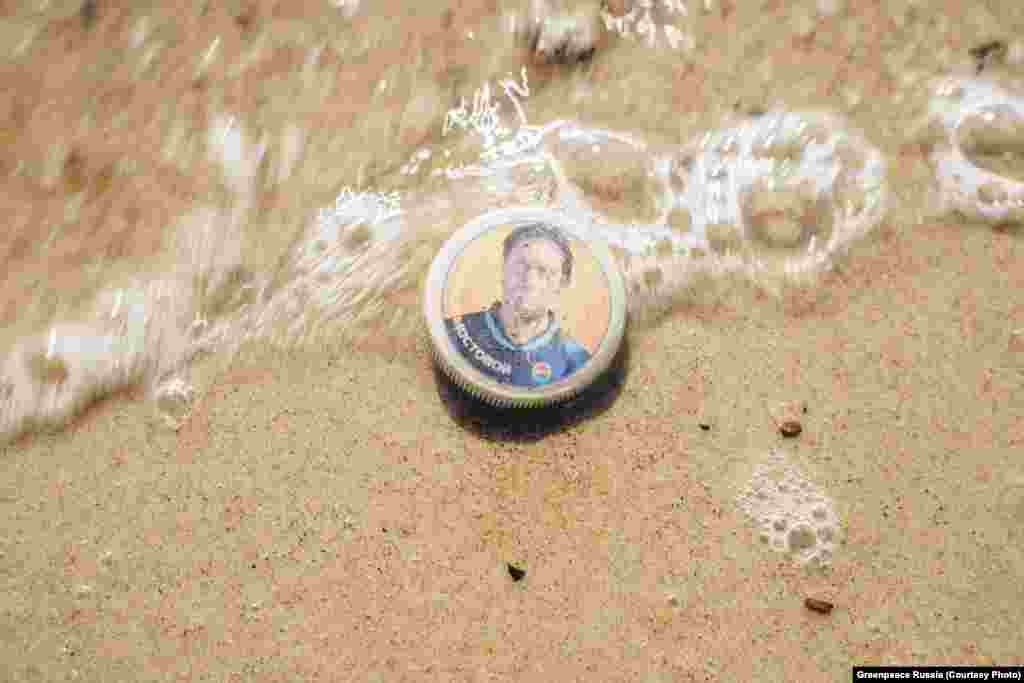 &rdquo;Műanyag kupak. &bdquo;A műanyag összegyűjthető, de mivel ki van téve az időjárásnak, a napsugárzásnak, így apró darabokra, mikroműanyagokra bomlik, amiket már nem lehet összetakarítani&rdquo;- magyarázza az aktivista.